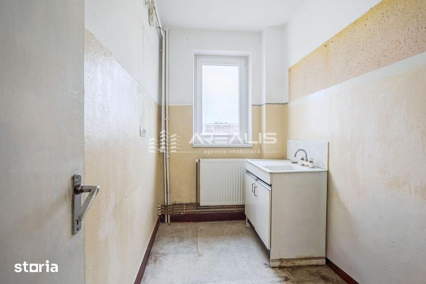 Apartament cu 3 camere semidecomandat în Aurel Vlaicu