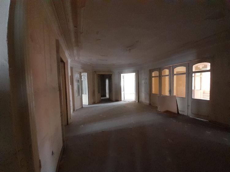 Casă individuală cu 19 camere cu Canalizare în P-ța Romană