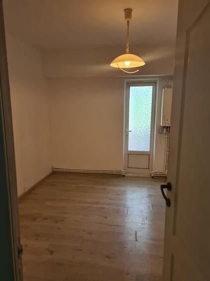 Apartament cu 3 camere decomandat în Șcheia