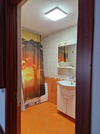 Apartament cu 3 camere semidecomandat în Florești