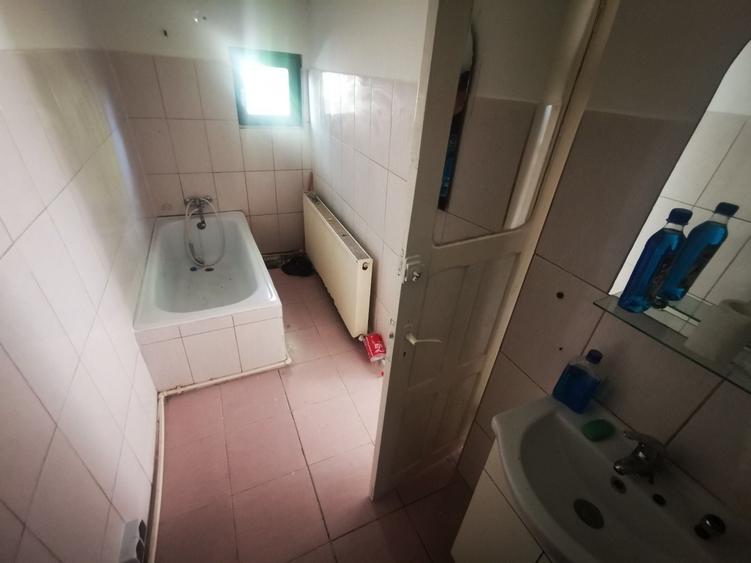 Casă cu 3 camere în Sărărie