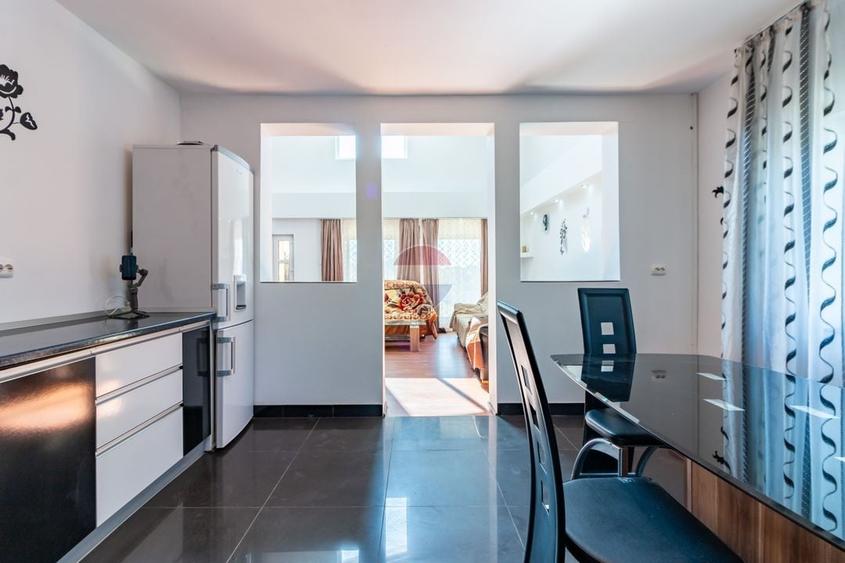 Casă individuală cu 6 camere cu Teren 2200 Mp în Crevedia Mare