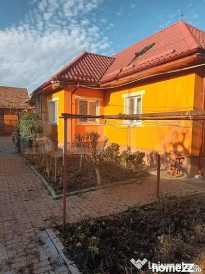 Casă cu 4 camere cu Teren 1210 Mp în Stupini