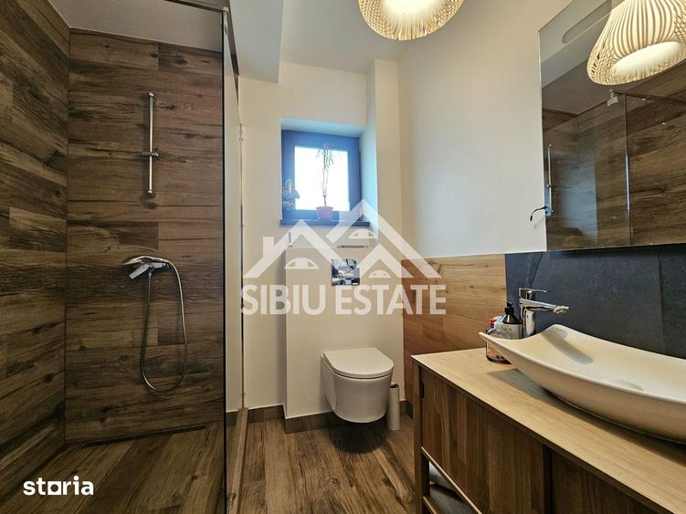 Casă cu 9 camere cu Teren 420 Mp în Șelimbăr