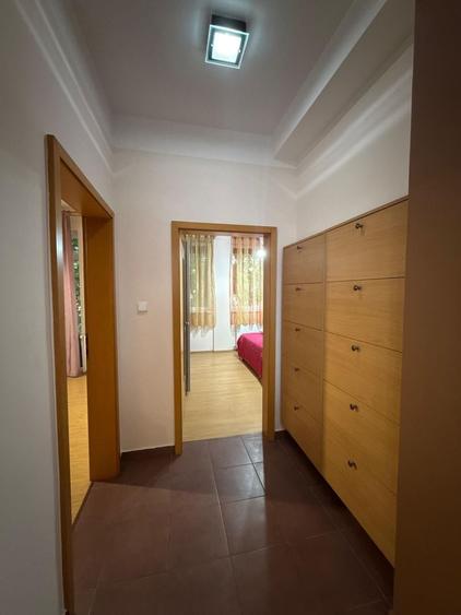 Apartament cu 3 camere decomandat în Girocului