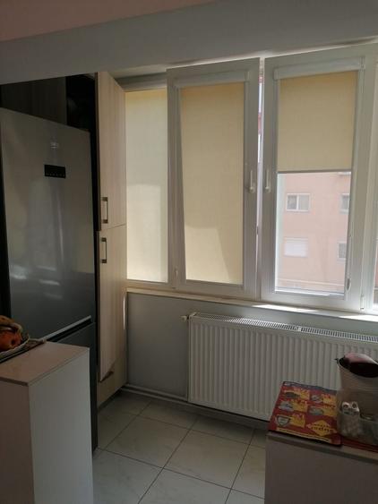 Apartament cu 3 camere decomandat, mobilat în Girocului