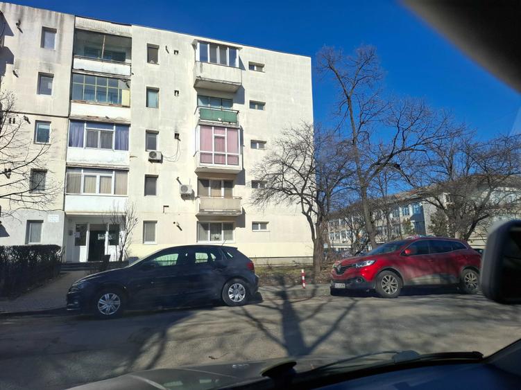 Apartament cu 2 camere semidecomandat în Podu Roș