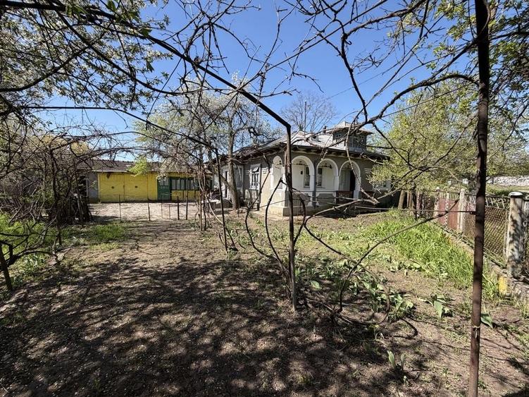 Casă cu 4 camere în Bălteni