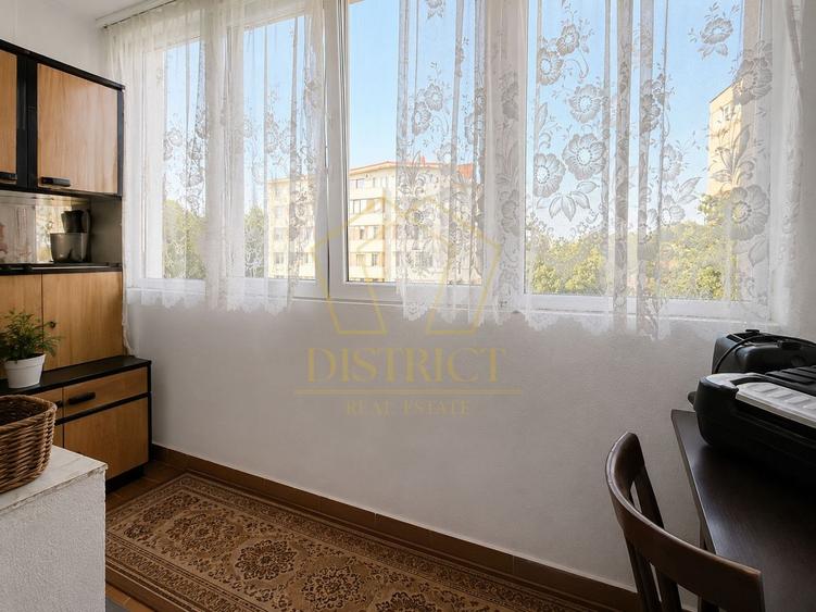Apartament cu 4 camere decomandat în Lipovei