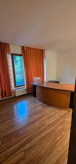 Casă cu 10 camere cu Teren 350 Mp în Exterior Vest