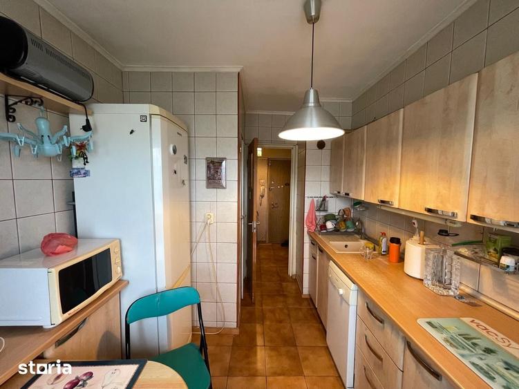 Apartament cu 4 camere decomandat în Drumul Taberei