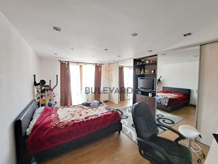 Casă individuală cu 10 camere cu Canalizare în Central