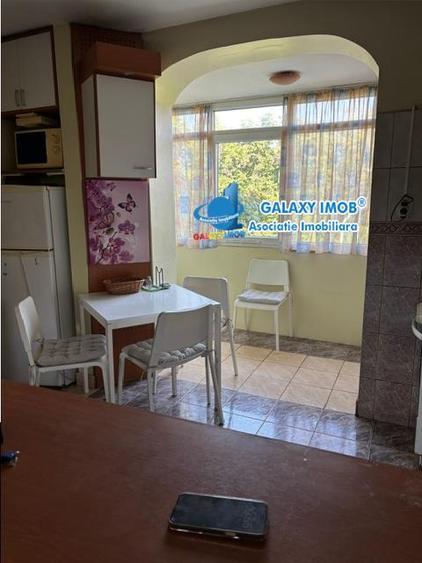 Apartament cu 3 camere semidecomandat, mobilat în Dristor