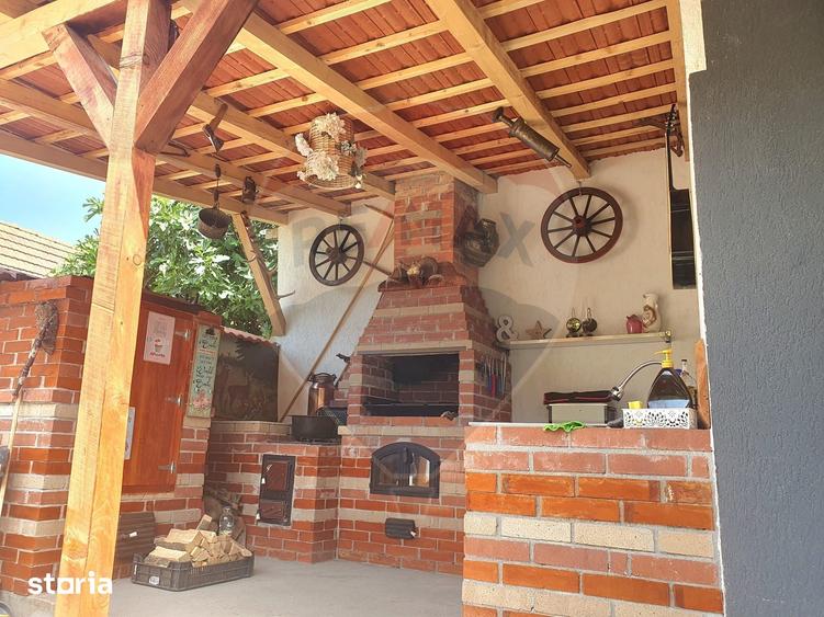 Casă cu 8 camere cu Teren 527 Mp în Berzasca