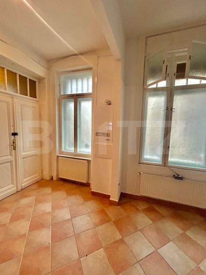 Apartament cu 5 camere semidecomandat în Central