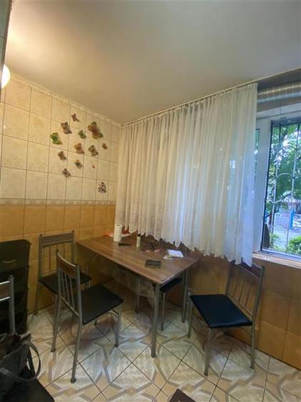 Apartament cu 3 camere semidecomandat, mobilat în Berceni