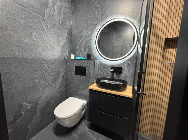 Apartament cu 3 camere semidecomandat, mobilat în Central
