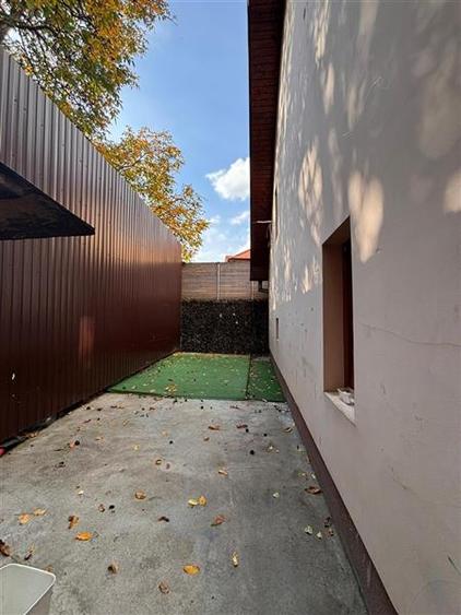 Casă cu 12 camere cu Teren 241 Mp în Semicentral