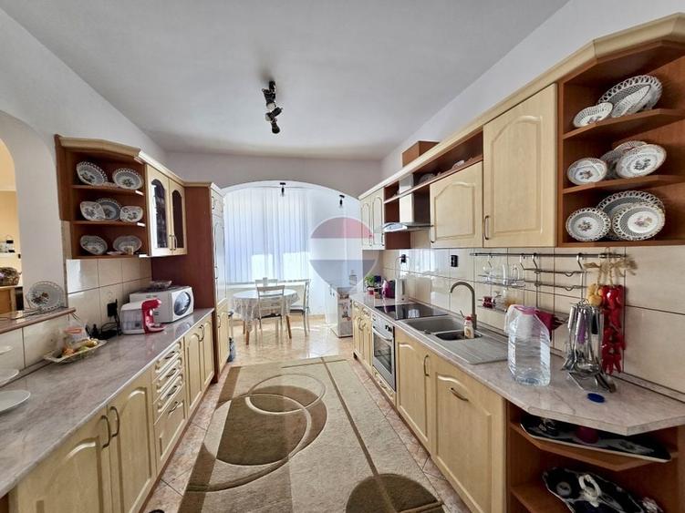Casă individuală cu 7 camere cu Teren 4431 Mp în Vâlcele