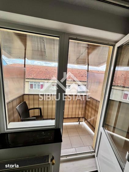 Apartament cu 3 camere, mobilat în Vasile Aaron