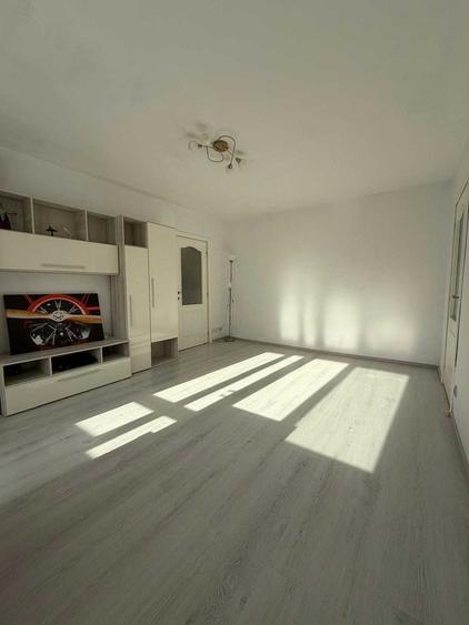 Apartament cu 3 camere semidecomandat în Iancului