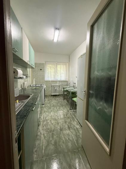 Apartament cu 3 camere semidecomandat, mobilat în Basarabia