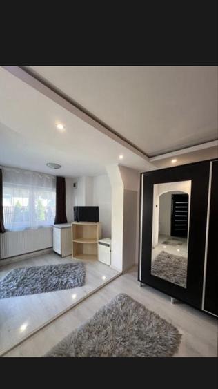 Casă cu 4 camere cu Teren 5000 Mp în Central