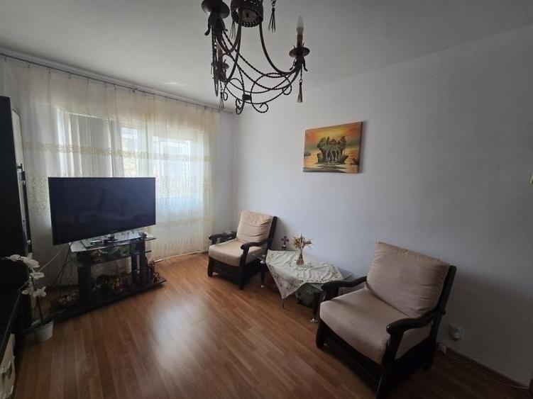 Apartament cu 3 camere decomandat, mobilat în Târgu Cucu