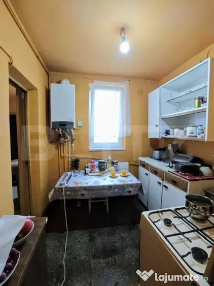 Apartament cu 4 camere semidecomandat în Central