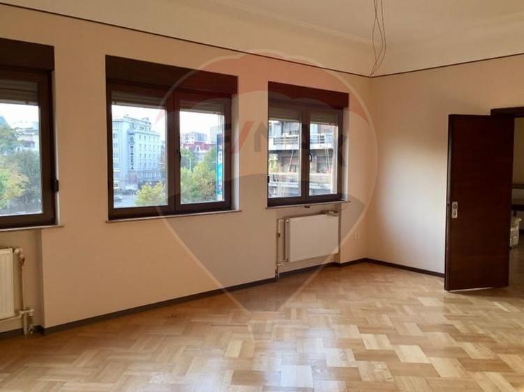 Apartament cu 5 camere decomandat, mobilat în P-ța Romană
