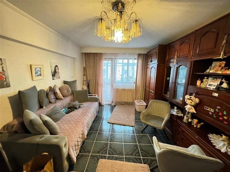 Apartament cu 3 camere decomandat, mobilat în Est