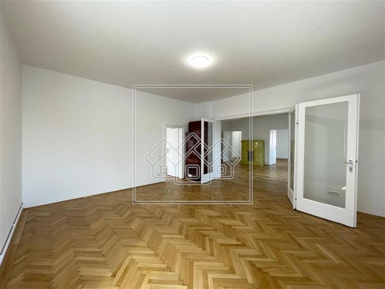 Casă individuală cu 12 camere cu Teren 600 Mp în Hipodrom 1