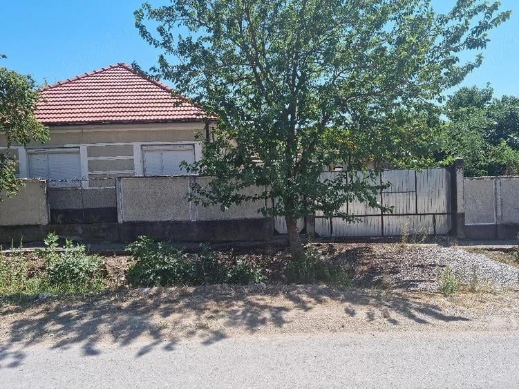 Casă cu Teren 1600 Mp în Ianoșda