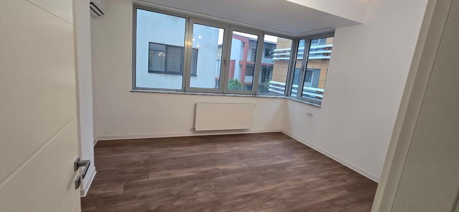 Apartament cu 4 camere decomandat în Băneasa
