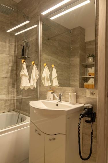 Apartament cu 2 camere decomandat în Central