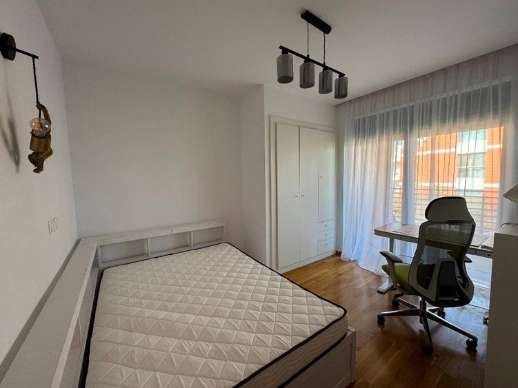 Apartament cu 3 camere semidecomandat în Sisești