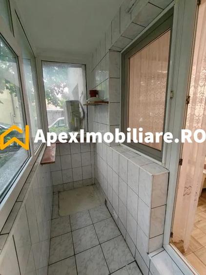 Apartament cu 2 camere semidecomandat, mobilat în Tei
