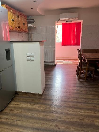 Apartament cu 3 camere decomandat, mobilat în Rovine