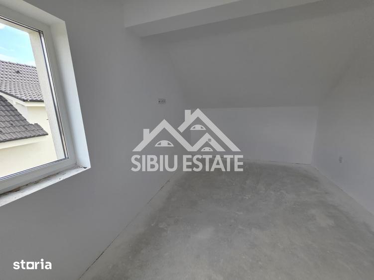 Casă cu 5 camere cu Teren 486 Mp în Cristian