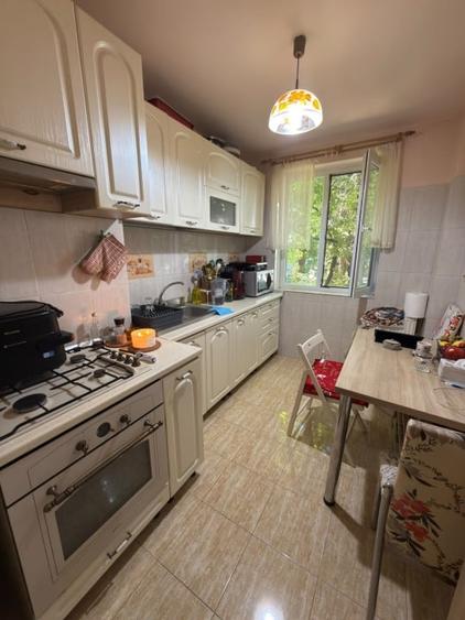 Apartament cu 3 camere semidecomandat, mobilat în Nord