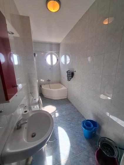 Apartament cu 3 camere decomandat în Boul Roșu