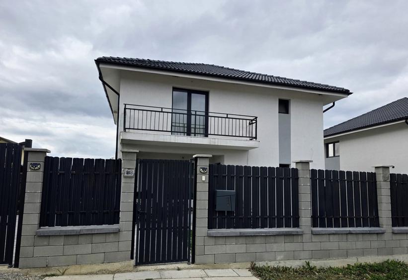 Casă individuală cu 4 camere decomandat cu Canalizare în Râșnov