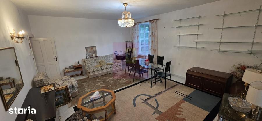 Casă cu 6 camere cu Teren 5116 Mp în Cornu