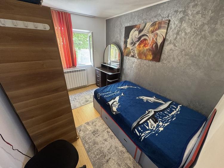 Apartament cu 4 camere decomandat în CET