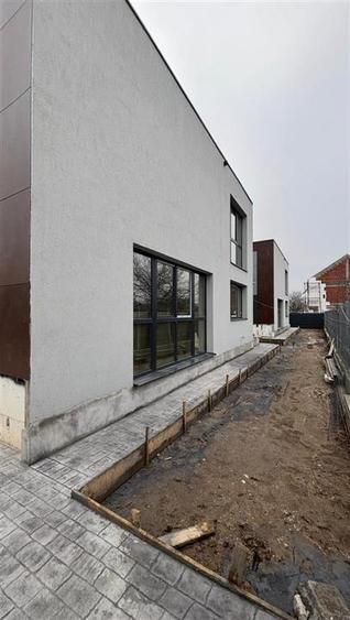 Casă individuală cu 3 camere cu Canalizare în Central