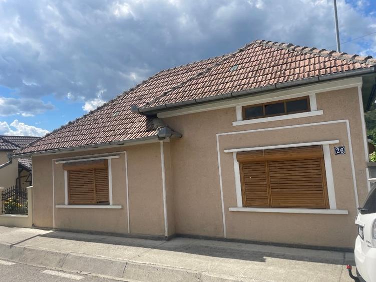 Casă individuală cu 4 camere cu Teren 1500 Mp în Central