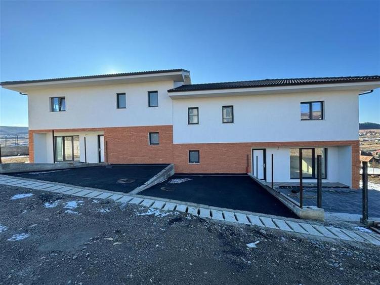 Duplex cu 5 camere cu Canalizare în Chinteni