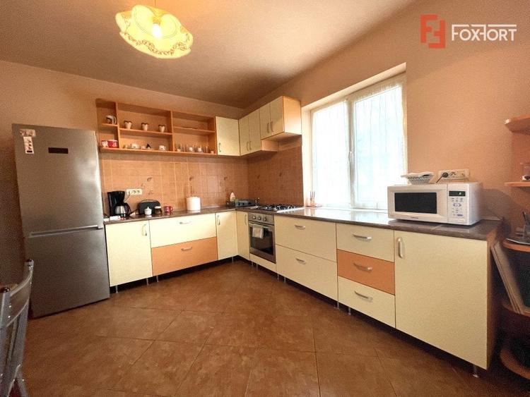 Casă individuală cu 7 camere cu Canalizare în Dumbrăvița