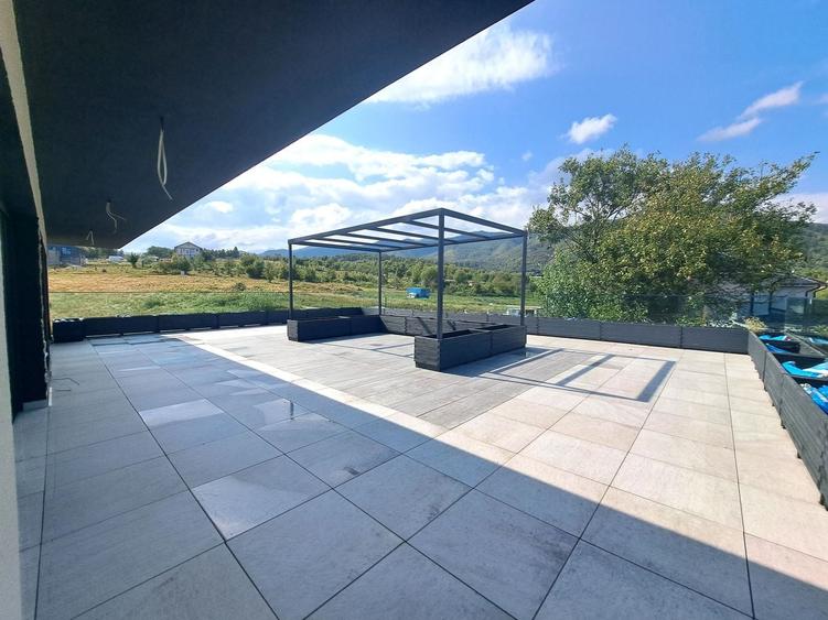Casă individuală cu 5 camere cu Piscina în Exterior Est