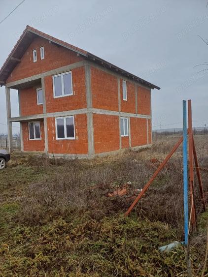 Casă cu Teren 8500 Mp în Leș